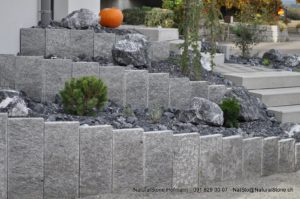 Palisaden aus Tessiner Granit als Höhenüberwindung und Wegeinfassung.